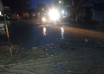 गड्ढों में तब्दील हुआ गोरखपुर से सिकरीगंज मुख्य मार्ग