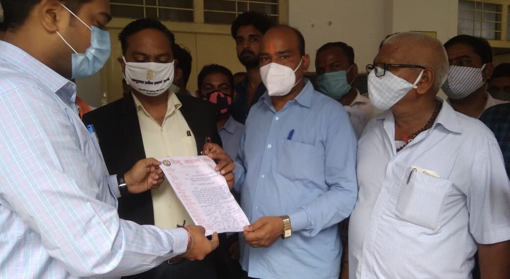 लखीमपुर खीरी का नाम बदलने को लेकर मुख्यमंत्री को संबोधित DM को सौपें ज्ञापन