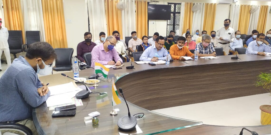 महराजगंज: समीक्षा बैठक में मुख्य विकास अधिकारी ने ग्राम सचिवों को दिए हिदायत, अनियमितता मिली तो नपेंगे सम्बंधित अधिकारी