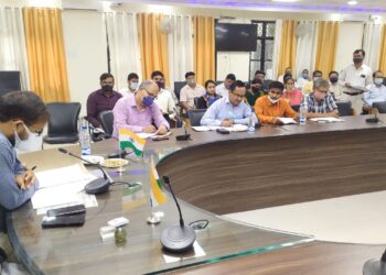 महराजगंज: समीक्षा बैठक में मुख्य विकास अधिकारी ने ग्राम सचिवों को दिए हिदायत, अनियमितता मिली तो नपेंगे सम्बंधित अधिकारी