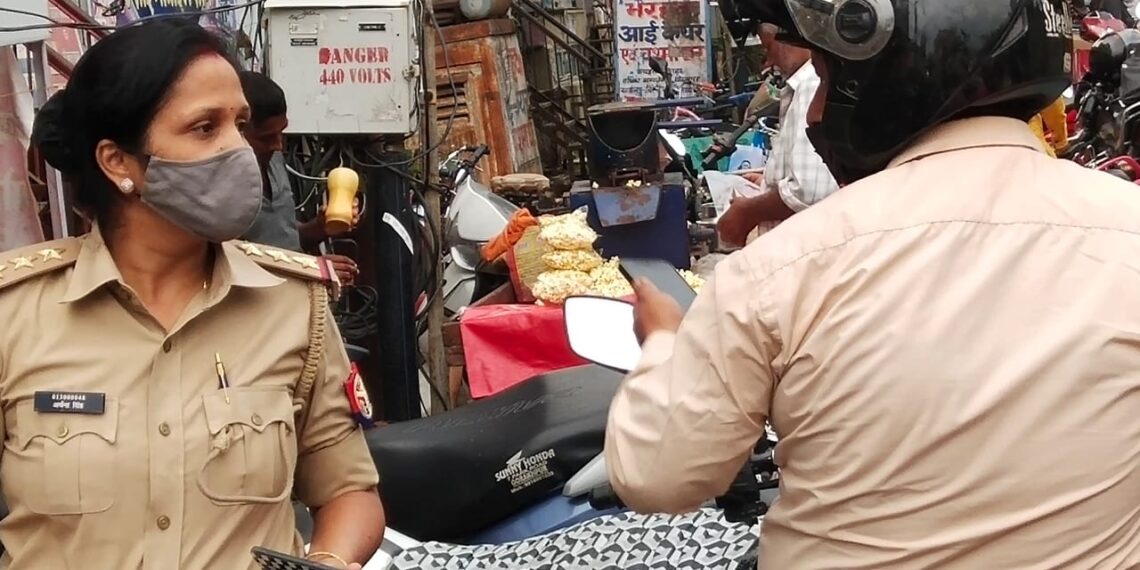 गोरखपुर: महिला थाना प्रभारी ने दल बल के साथ महानगर में किया पैदल गस्त