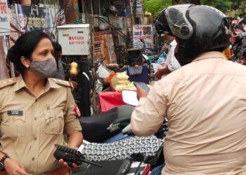 गोरखपुर: महिला थाना प्रभारी ने दल बल के साथ महानगर में किया पैदल गस्त