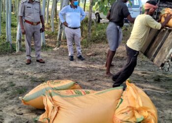 नौतनवां एसडीएम ने 5 बाइक सवार खाद कैरियर्स को पकड़ा, 15 बोरी खाद बरामद