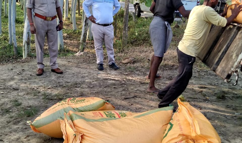 नौतनवां एसडीएम ने 5 बाइक सवार खाद कैरियर्स को पकड़ा, 15 बोरी खाद बरामद