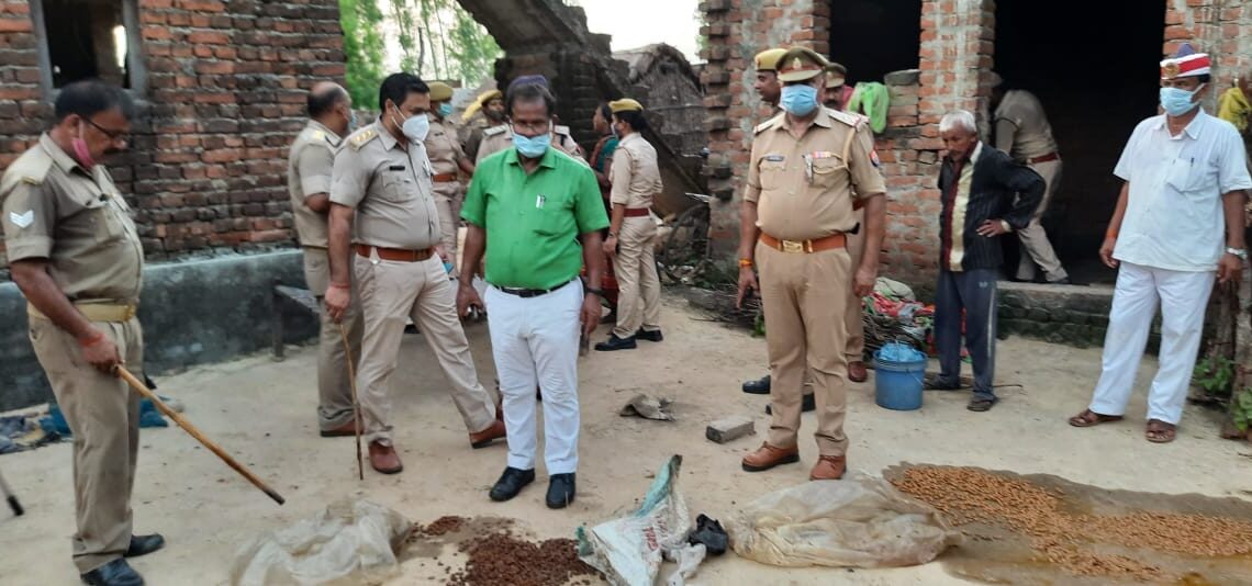 नौतनवां एसडीएम और आबकारी विभाग की छापेमारी में 40 लीटर शराब बरामद, महिला कारोबारी गिरफ्तार