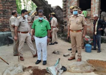 नौतनवां एसडीएम और आबकारी विभाग की छापेमारी में 40 लीटर शराब बरामद, महिला कारोबारी गिरफ्तार