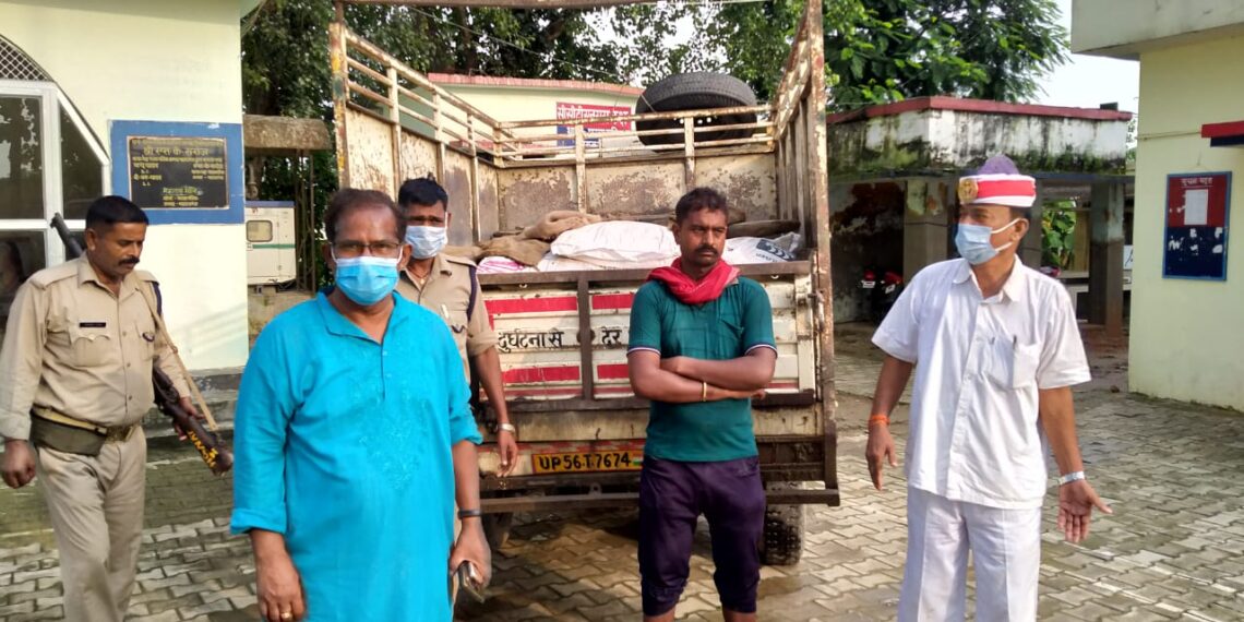 नौतनवां: नेपाल ले जाई जा रही वाहन पर लदी 40 बोरी खाद बरामद, सीज