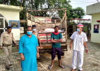 नौतनवां: नेपाल ले जाई जा रही वाहन पर लदी 40 बोरी खाद बरामद, सीज