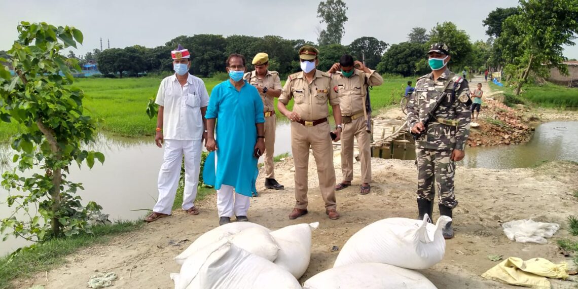 नौतनवां: खेत की मेड़ पर छुपा कर रखी थी तस्करों की मटर, 38 बोरी जब्त कर कस्टम को सौंपा