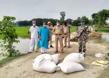 नौतनवां: खेत की मेड़ पर छुपा कर रखी थी तस्करों की मटर, 38 बोरी जब्त कर कस्टम को सौंपा