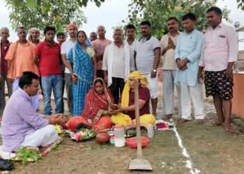 पुरैनिया स्थित माता सर्वा देवी मंदिर में मंत्रोच्चार के साथ सम्पन्न हुआ भूमि पूजन