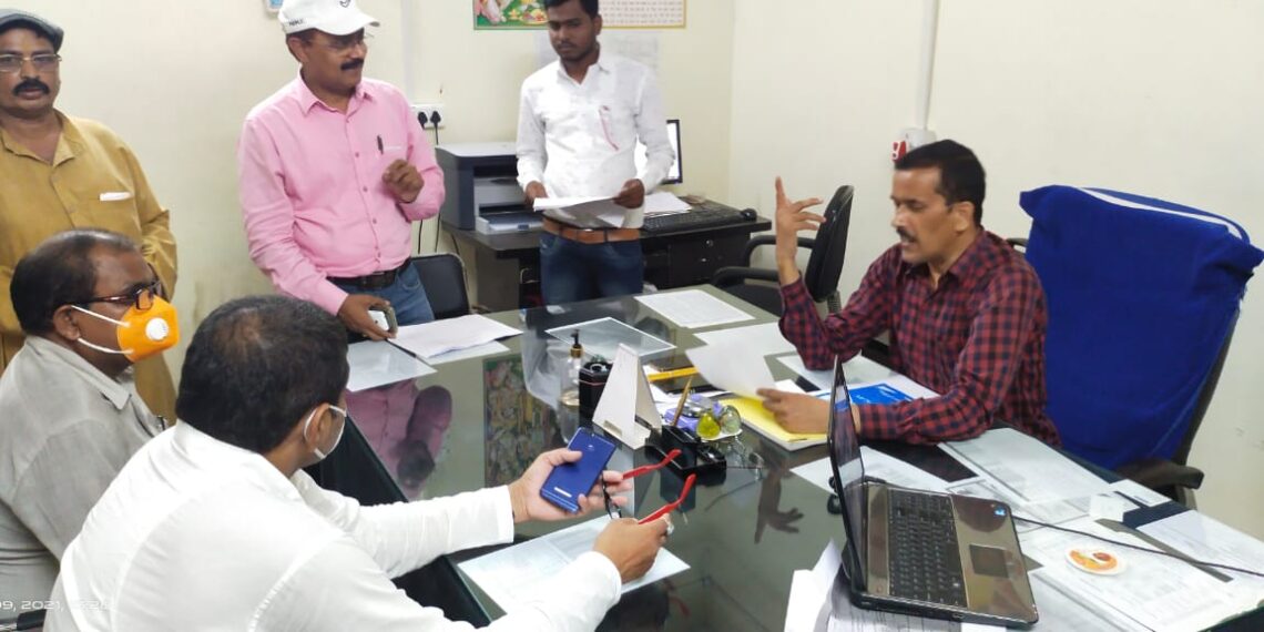 नौतनवां नगर में लोकल फाल्ट तत्काल ठीक करने हेतु तैनात हो लाइनमैन, भाजपा नेता ने अधिशासी अभियंता से की मांग