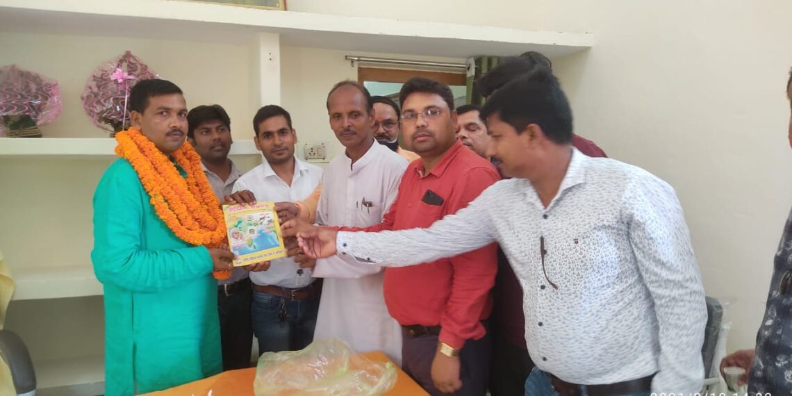 नौतनवां: राष्ट्रीय शैक्षिक महासंघ ने ब्लॉक प्रमुख राकेश को ‘संकल्प पत्रिका’ भेंट कर किया स्वागत, मूलभूत समस्याओं को लेकर सौंपा ज्ञापन
