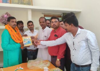 नौतनवां: राष्ट्रीय शैक्षिक महासंघ ने ब्लॉक प्रमुख राकेश को ‘संकल्प पत्रिका’ भेंट कर किया स्वागत, मूलभूत समस्याओं को लेकर सौंपा ज्ञापन