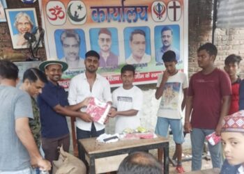 नौतनवां: युवा समाजसेवी ने युवा खिलाड़ियों को टीशर्ट देकर किया प्रोत्साहित