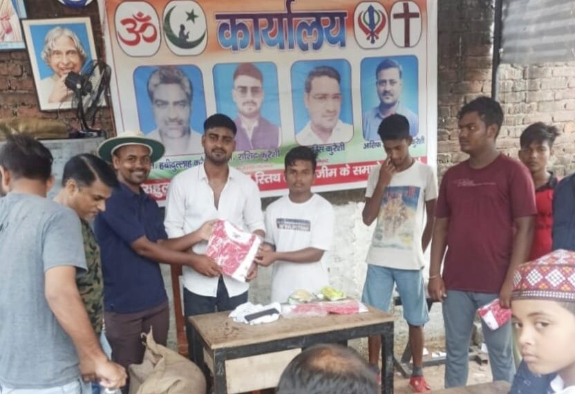 नौतनवां: युवा समाजसेवी ने युवा खिलाड़ियों को टीशर्ट देकर किया प्रोत्साहित