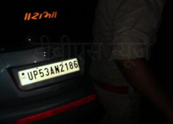 नौतनवां के भुंडी मोहल्ले में भागती कार को दौड़ाते रहे नागरिक, कार चालक फरार