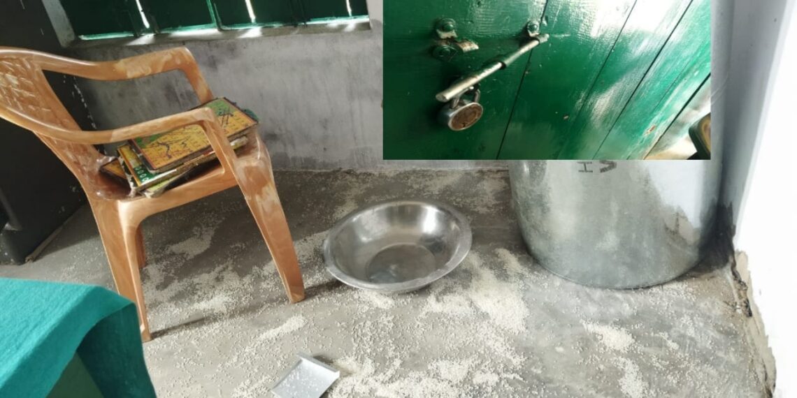 नौतनवां: विद्यालय का कुंडी तोड़ खाद्यान, सिलेंडर सहित अन्य समान उठा ले गए चोर