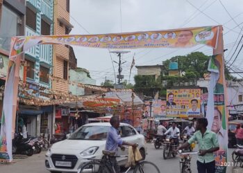 महराजगंज: केंद्रीय मंत्री पंकज चौधरी के स्वागत में दुल्हन की तरह सजा नौतनवां, तोरणद्वार, होर्डिंग झंडियो से पटा नगर