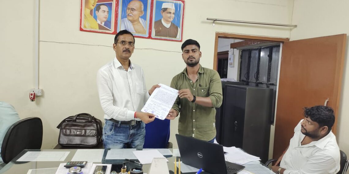 नौतनवां: विधुत क्षमता बढ़ाने के लिए युवा समाजसेवी ने एक्सईएन को सौपें ज्ञापन