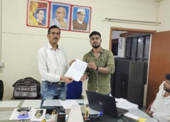 नौतनवां: विधुत क्षमता बढ़ाने के लिए युवा समाजसेवी ने एक्सईएन को सौपें ज्ञापन