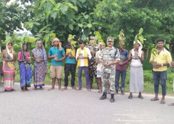 खनुवा: एसएसबी जवानों व प्रधान प्रतनिधि ने कराया पौधारोपण, पर्यावरण सुरक्षा की ली शपथ