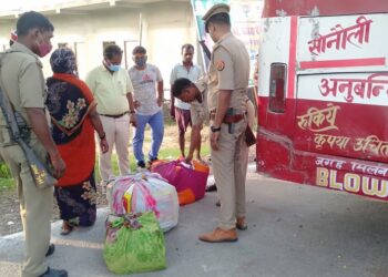 नौतनवां एसडीएम ने सौंदर्य प्रशाधन के समान जब्त कर कस्टम को सौंपा