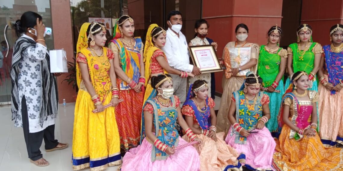 महराजगंज जनपद के शालिनी सिंह को जैविक कृषि में उत्कृष्ट कार्य के लिए लखनऊ में मुख्यमंत्री ने किया सम्मानित