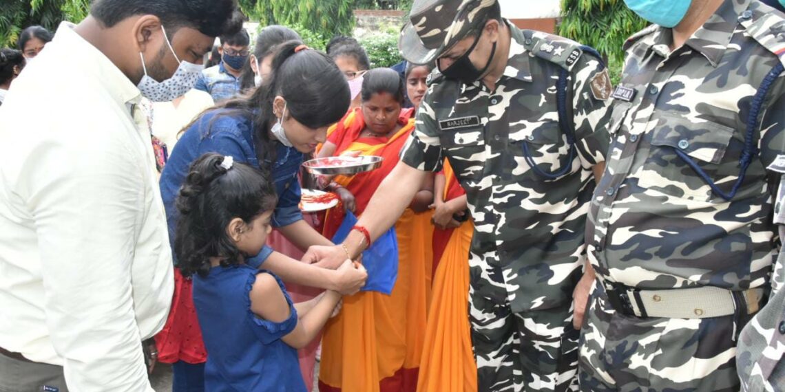 नौतनवां: बहनों ने जवानों के कलाई पर बांधी राखी, सलामती की मांगी दुवाएं