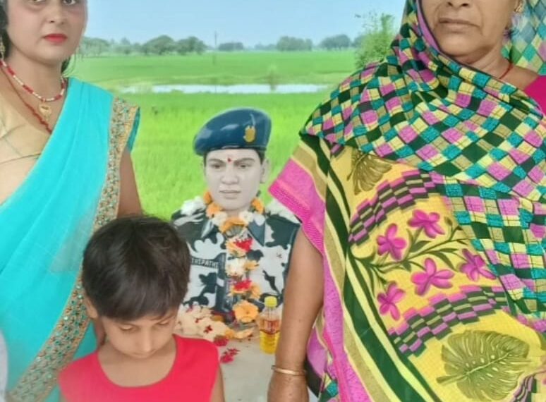 फरेंदा: शहीद पंकज त्रिपाठी के प्रतिमा पर कलाई में उनकी बहनों ने बांधी राखी, फफक कर रो पड़ी बहनें