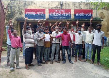 नौतनवां: ई रिक्शा चालकों ने सीओ और हियुवा जिलाध्यक्ष को सौंपा ज्ञापन, करी उत्पीड़न की शिकायत