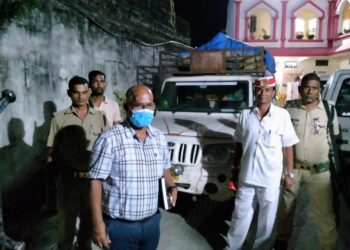 नौतनवां: एसडीएम की गाड़ी देख भागने लगी अवैध कनाडियन मटर लदी पिकअप, सीज