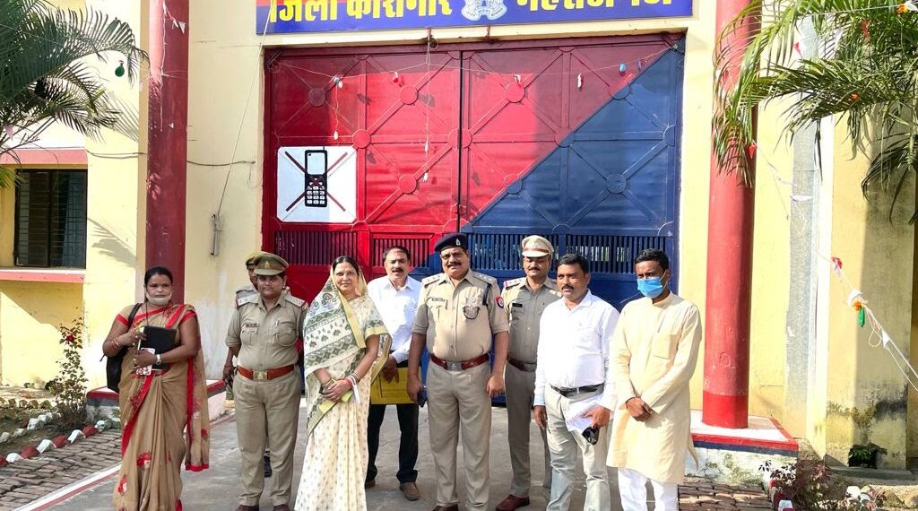 महराजगंज: महिला उत्पीड़न के आये मामले को महिला आयोग सदस्या अर्चना चंद्रा ने तुरंत निस्तारण के दिये निर्देश