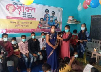 महराजगंज: मिशन शक्ति के बैनर तले मनाया शिक्षक दिवस, बच्चो को बांटे उपहार