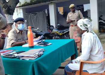 समाधान दिवस पुरन्दरपुर में अपर पुलिस अधीक्षक निवेश कटियार ने सुनी फ़रियाद