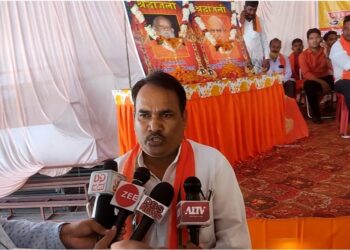 महाराजगंज: हियुवा ने मनाया ब्रह्मलीन महंत अवैद्यनाथ और दिग्विजय नाथ की पुण्यतिथि, हजारों ने अर्पित की पुष्पांजलि