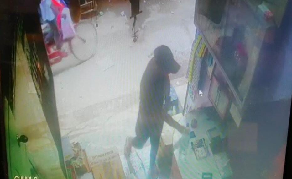फरेंदा: CCTV कैमरे में कैद हुई मोबाइल चोरी की वारदात