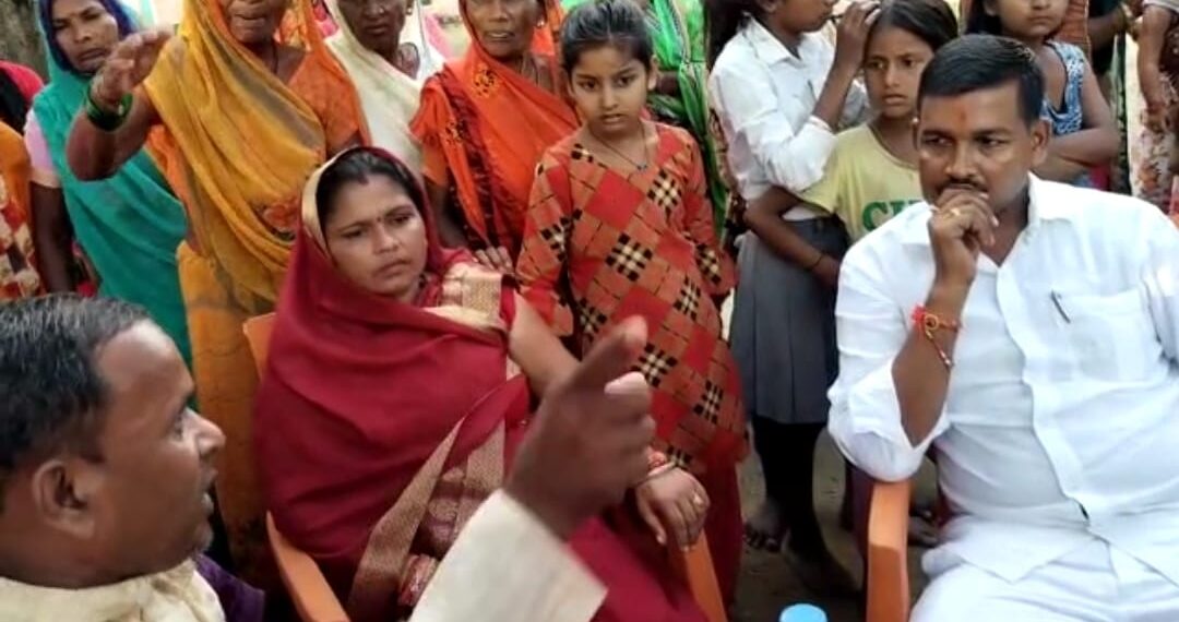 ग्रामीणों के शिकायत पर खनुवा पहुंचे ब्लॉकप्रमुख राकेश मद्धेशिया, सुनी समस्या