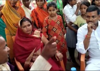 ग्रामीणों के शिकायत पर खनुवा पहुंचे ब्लॉकप्रमुख राकेश मद्धेशिया, सुनी समस्या