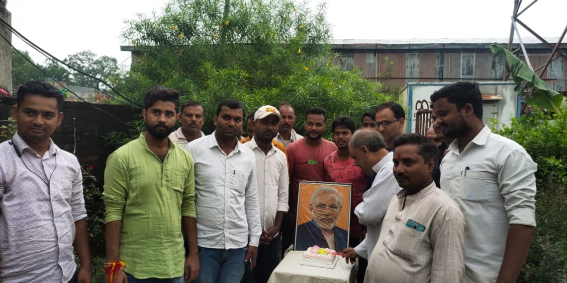भाजपाइयों ने केक काट मनाया प्रधानमंत्री नरेंद्र मोदी का जन्मदिन