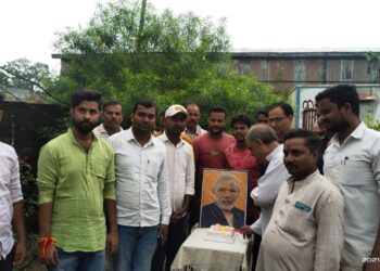 भाजपाइयों ने केक काट मनाया प्रधानमंत्री नरेंद्र मोदी का जन्मदिन