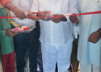 नौतनवां: पुरैनिया स्थित माता सर्वा देवी मंदिर में लगा वैक्सीनशन कैम्प, मंदिर कमेटी ने किया सहयोग