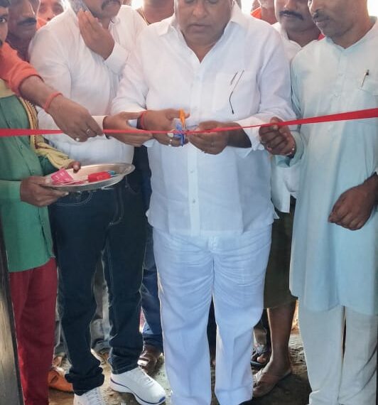 नौतनवां: पुरैनिया स्थित माता सर्वा देवी मंदिर में लगा वैक्सीनशन कैम्प, मंदिर कमेटी ने किया सहयोग