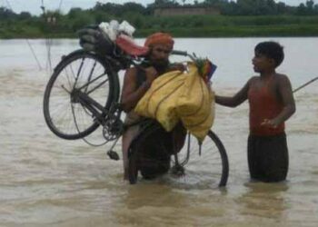 सिद्धार्थनगर: शहरो में घुसा बाढ़ का पानी, मुख्य मार्गो पर भी बहने लगा बाढ़ का पानी आवागमन हुआ बाधित