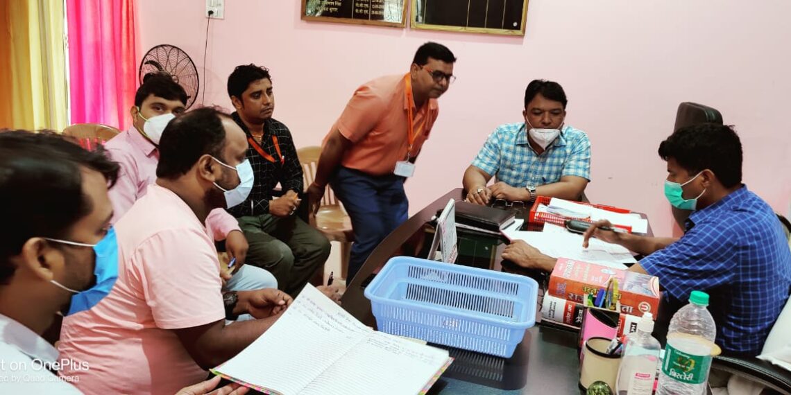 निचलौल: एसडीएम प्रमोद कुमार ने दस्तक अभियान को लेकर लगाई अधिकारियों की क्लास