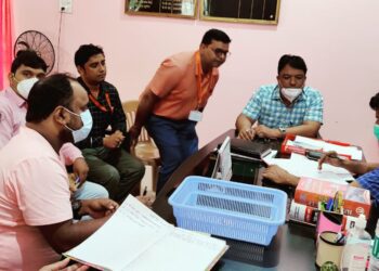 निचलौल: एसडीएम प्रमोद कुमार ने दस्तक अभियान को लेकर लगाई अधिकारियों की क्लास