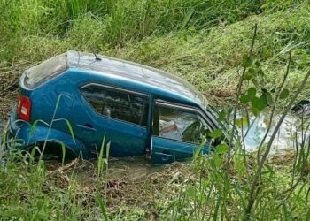 नौतनवां: हवा में उछलते हुए पानी भरे गढ्डे में गिरी बेकाबू कार