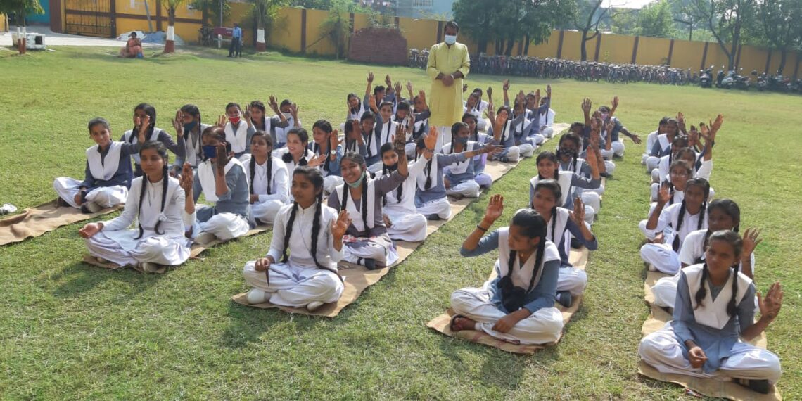 नौतनवां: हाथों पर मेहदी लगा छात्रों ने किया मतदाताओं को जागरूक, प्रतियोगिता में अंजली प्रथम