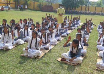 नौतनवां: हाथों पर मेहदी लगा छात्रों ने किया मतदाताओं को जागरूक, प्रतियोगिता में अंजली प्रथम