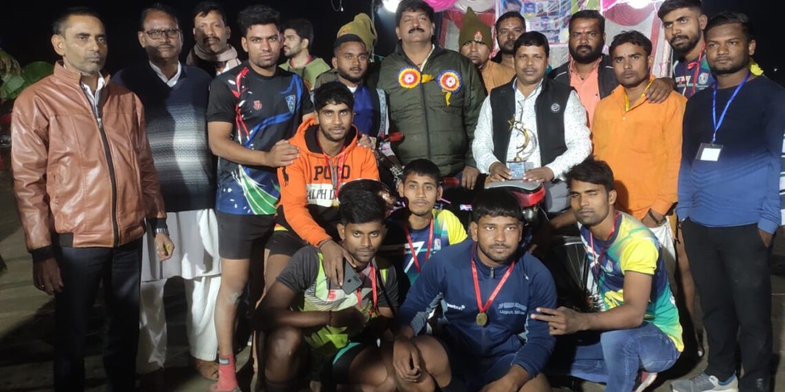 कोहड़वल को हरा महराजगंज की टीम ने ट्राफी पर जमाया कब्जा